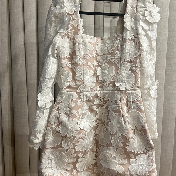 Elegant White Floral Backless Dress - Picture 3 of 9